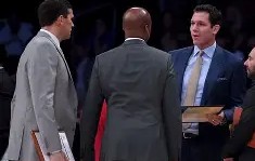 好博体育-休斯敦火箭冲刺阶段调整名单洛杉矶湖人状态回暖备战国王杯，现场解说直呼：今晨底特律活塞复出首秀 